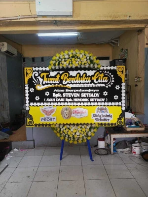 Papan Bunga di Tanggan Gesi